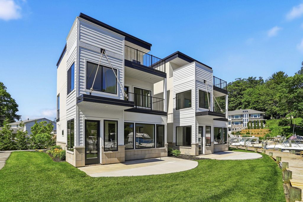 3 N Bailey Avenue Unit: 2, South Haven city