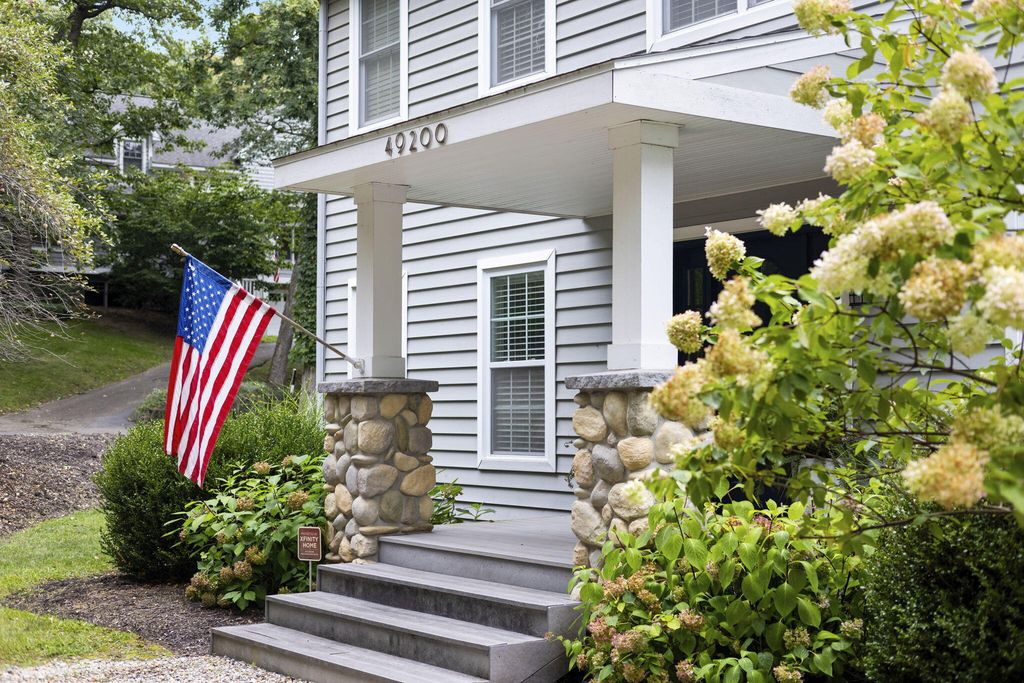 49200 Golfview Avenue, Grand Beach village