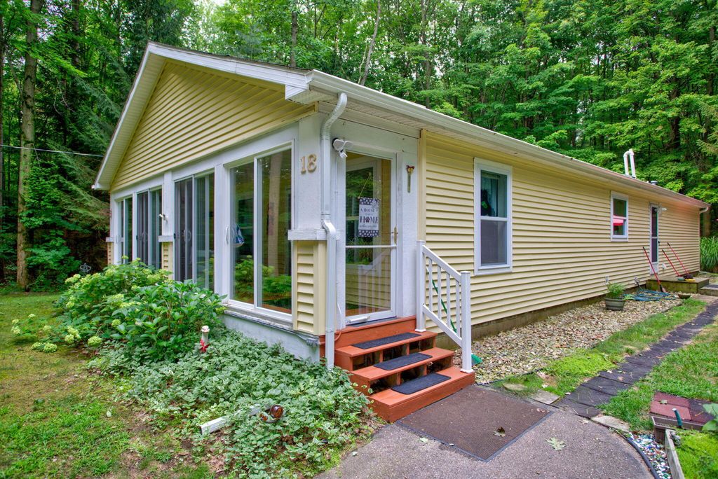 18 72nd Street, Casco township