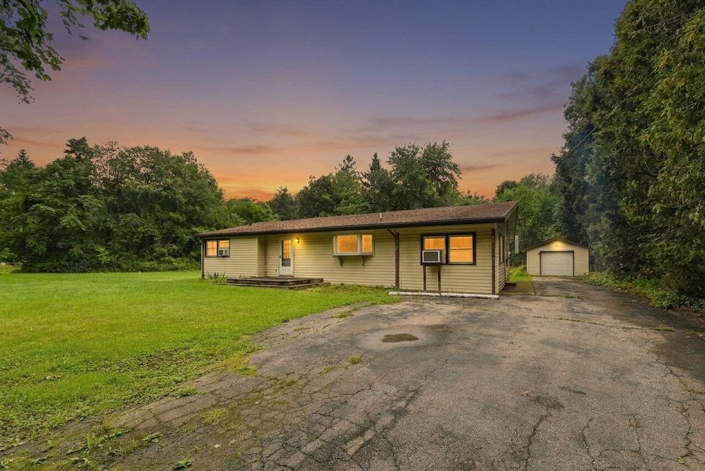 8887 Elm Valley Road, Union Pier