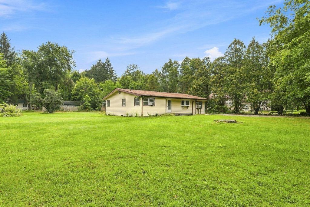 8887 Elm Valley Road, Chikaming township