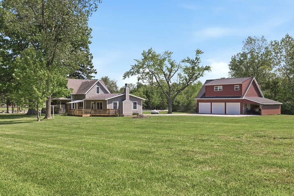 7780 W East Road, Chikaming township