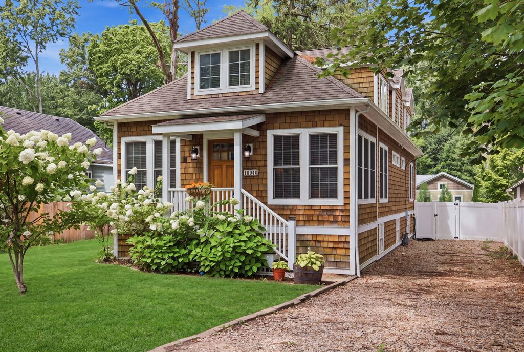 16040 Lakeshore Road, Chikaming township