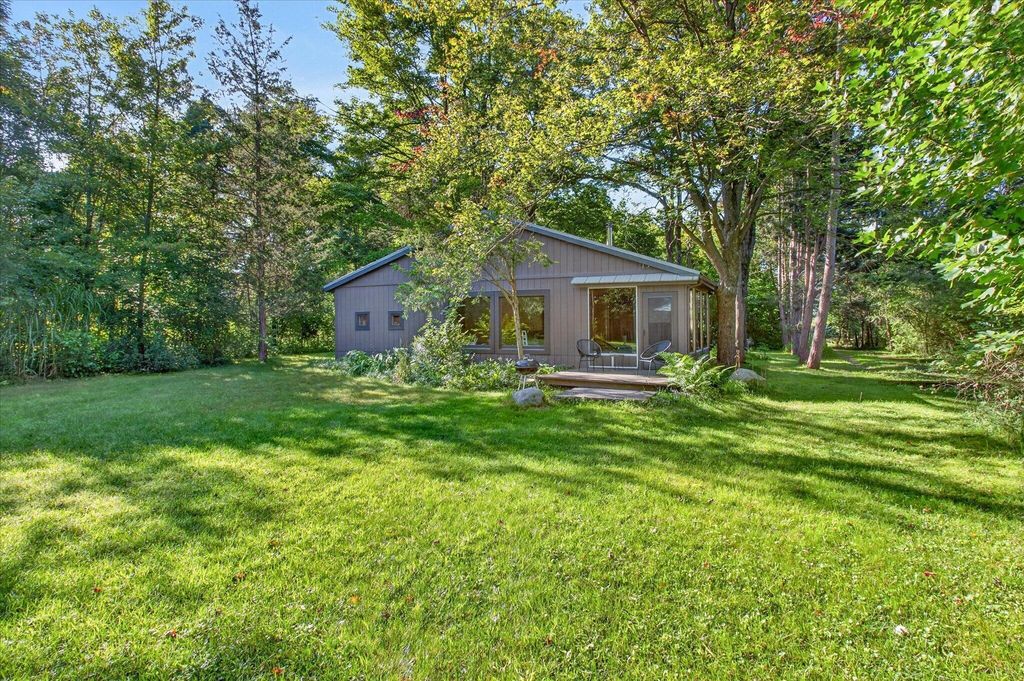 7841 W East Road, Chikaming township
