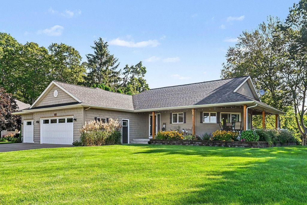 569 Hawksnest Drive, Casco township