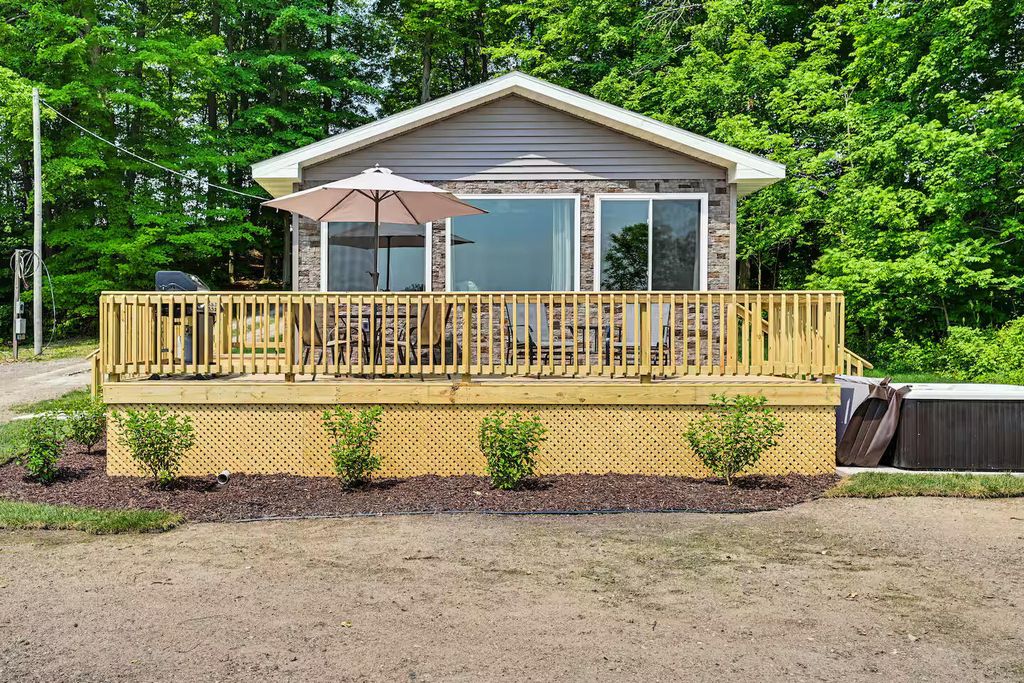 48781 Rush Lake Road, Hartford township