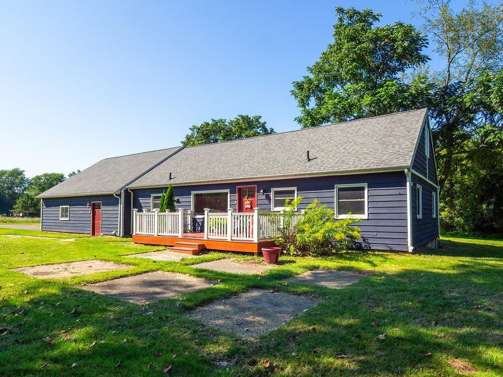 557 W James Street, Lawrence village