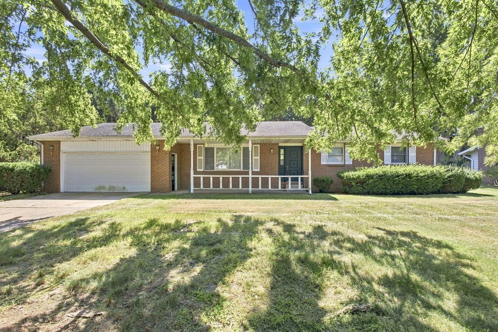 1436 St Joseph Circle, Lincoln charter township