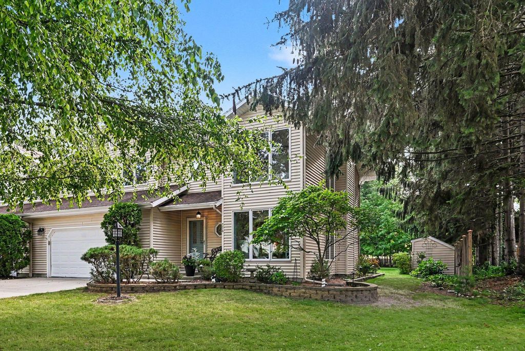 776 North Shore Drive, South Haven