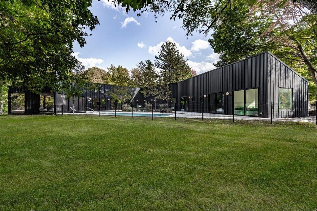 13892 Rea Avenue, Chikaming township