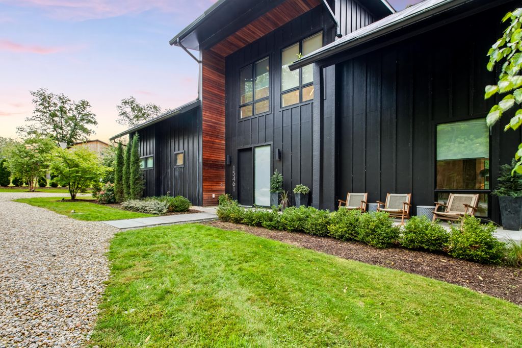 15461 Lakeshore Road, Lakeside