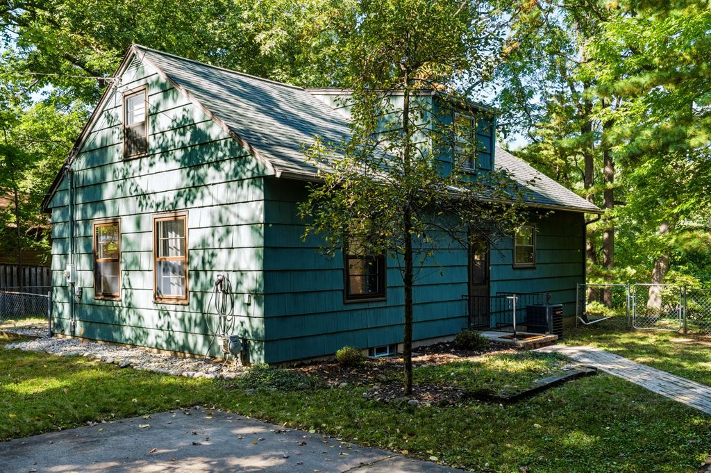 2400 Crest Drive, Kalamazoo