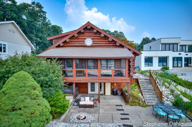 1601 Westwind Court, Laketon township