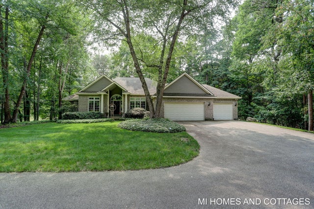 6393 Hidden Ponds Drive, Laketown township