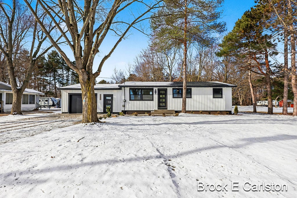 945 N Van Eyck Street, Egelston township