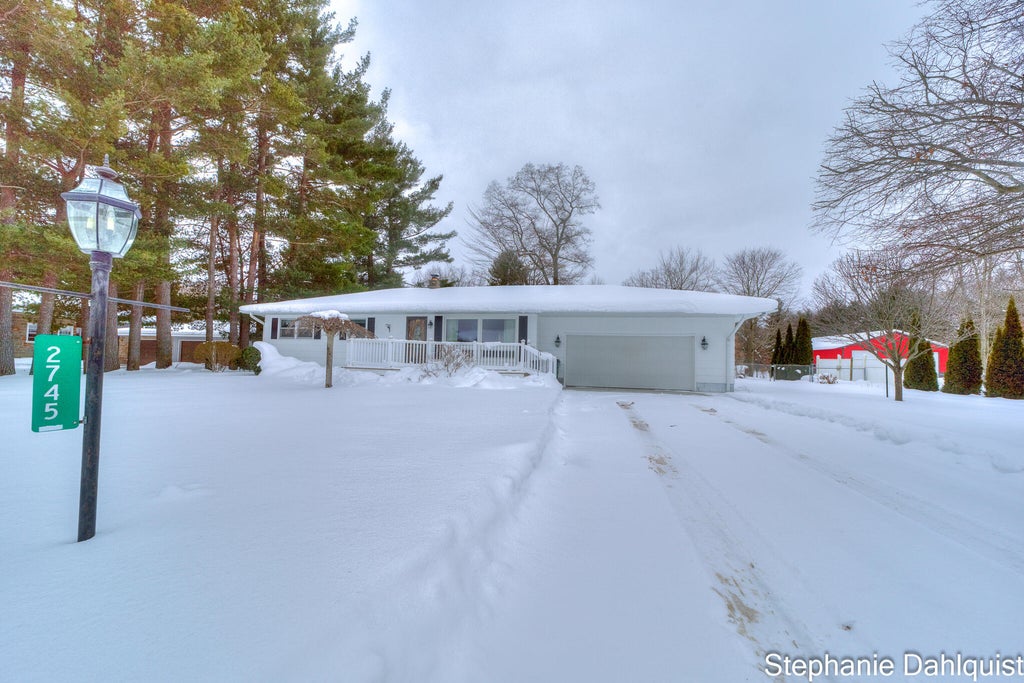 2745 Middle Lake Road, Dalton township