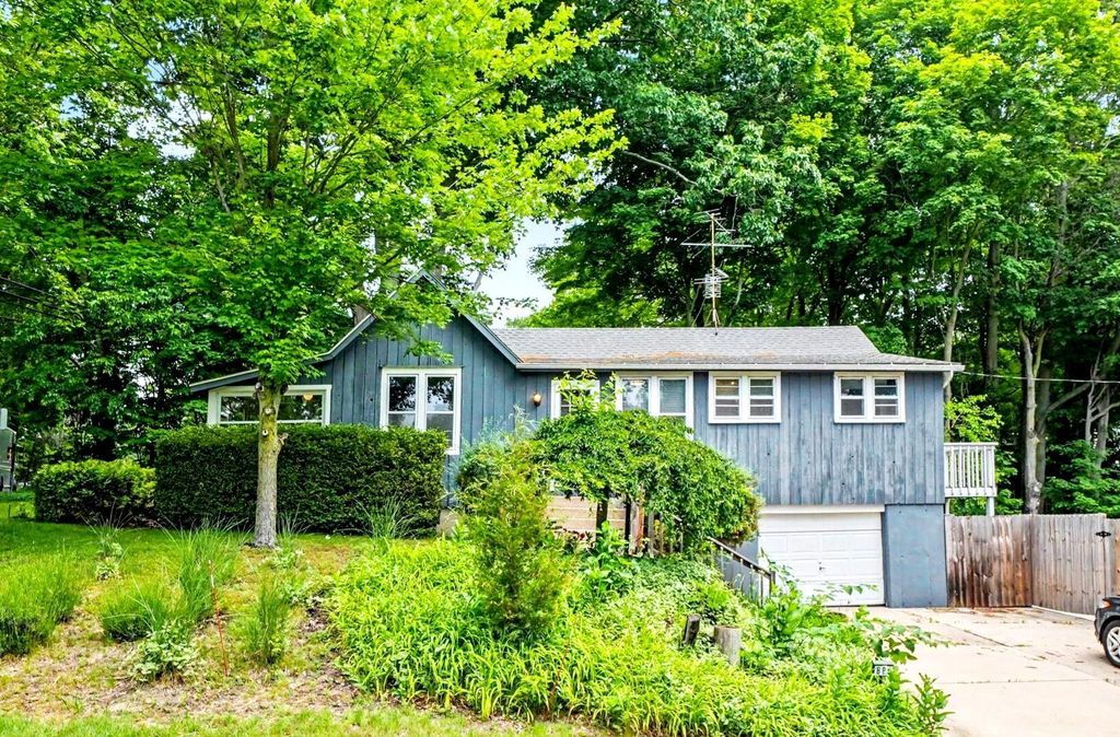 895 Holland Street, Saugatuck city