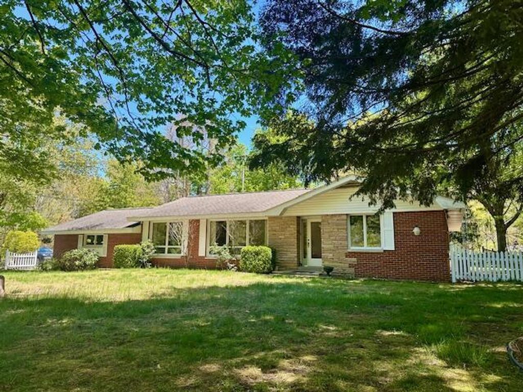 2095 Lakeshore Drive, Ganges township