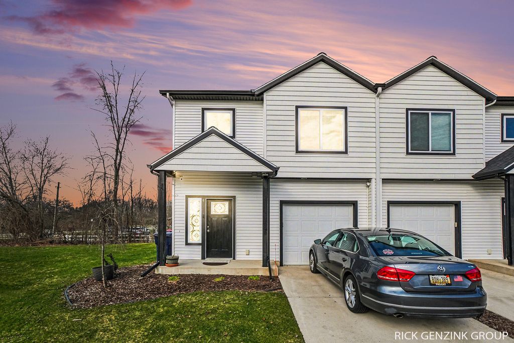 392 Harbor Town Court Unit: 4, Holland city
