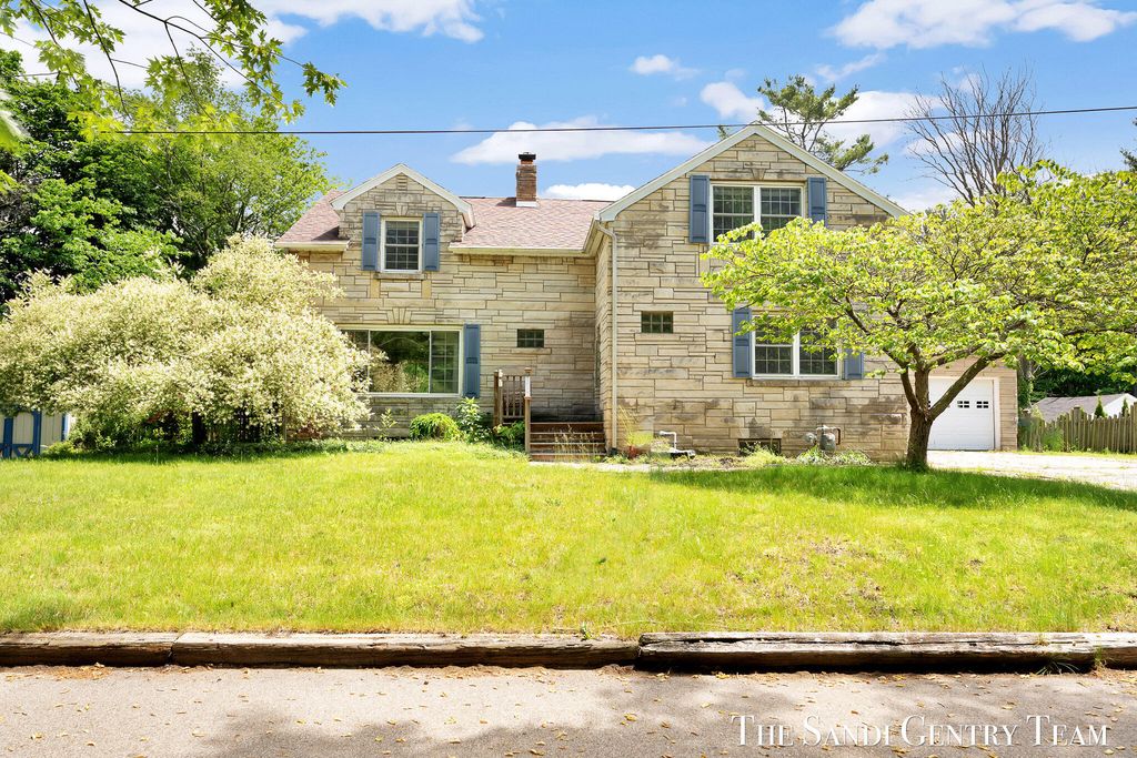 15008 Lakeshore Drive, Grand Haven charter township