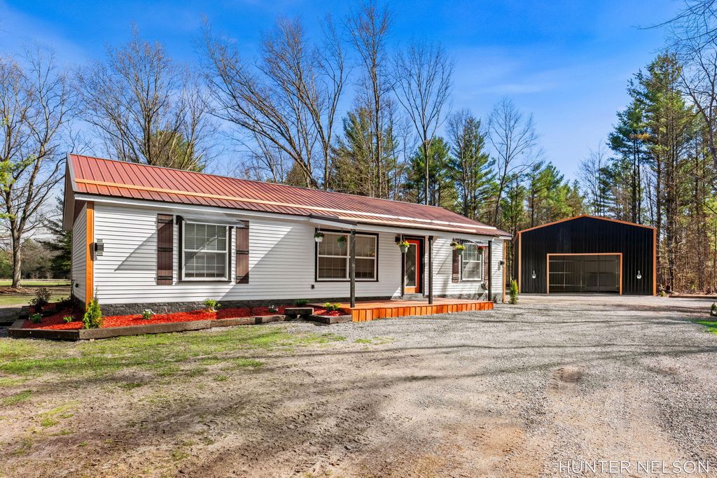 3088 Central Avenue, Dalton township