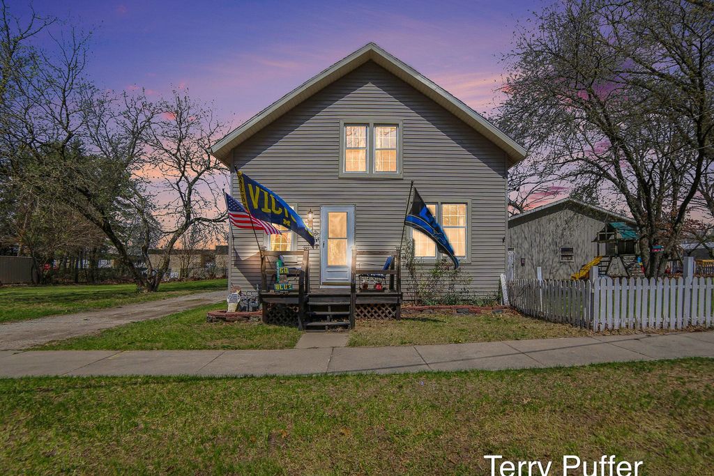 6488 3rd Street, Holton township