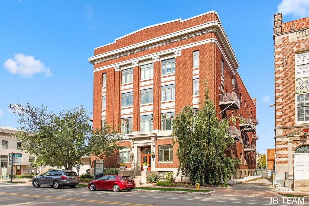 17 W 10th Street Unit: 220, Holland