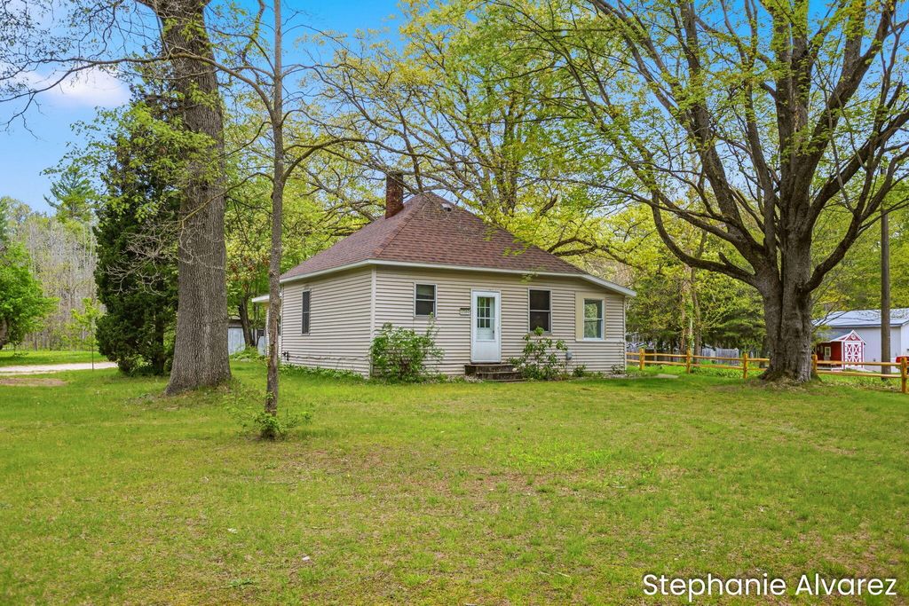 1560 E Mcmillan Road, Dalton township