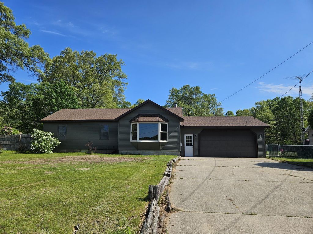1090 Holton Whitehall Road, Blue Lake township