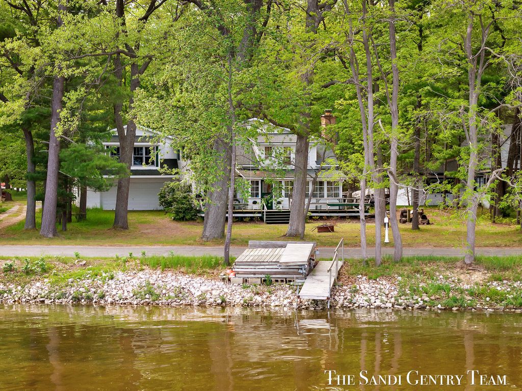 6633 Bass Lake Boulevard, Summit township