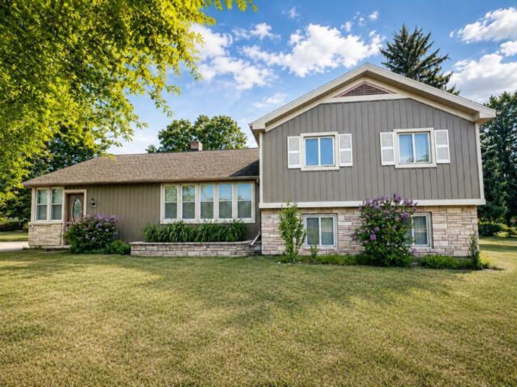 1031 N Newaygo Road, Casnovia township