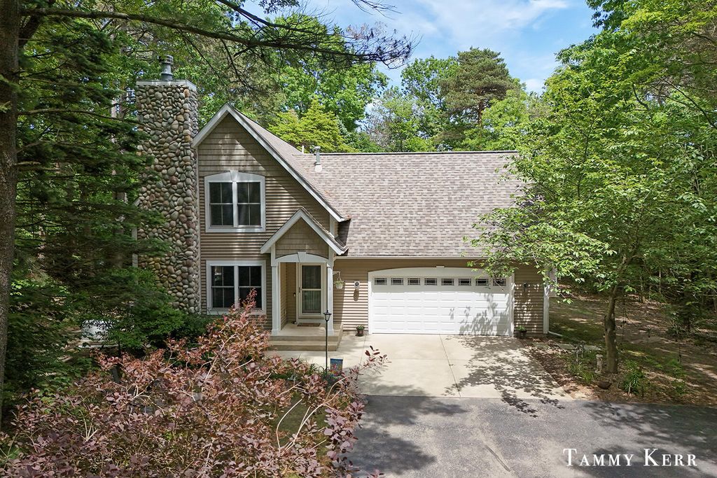 2339 Forest Trail Circle, Fennville