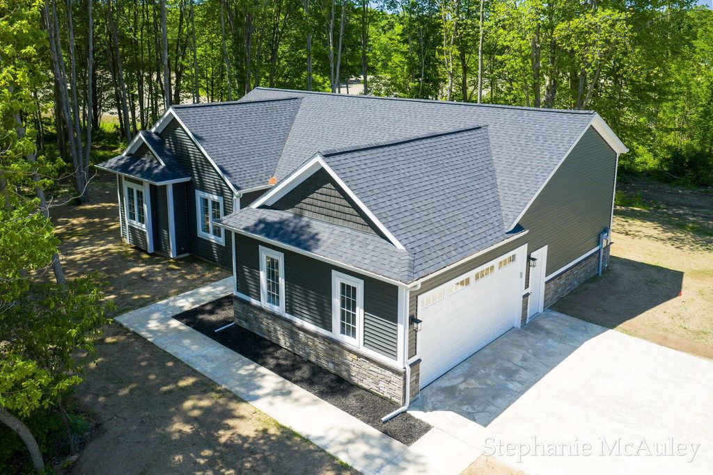 5739 130th Avenue, Manlius township