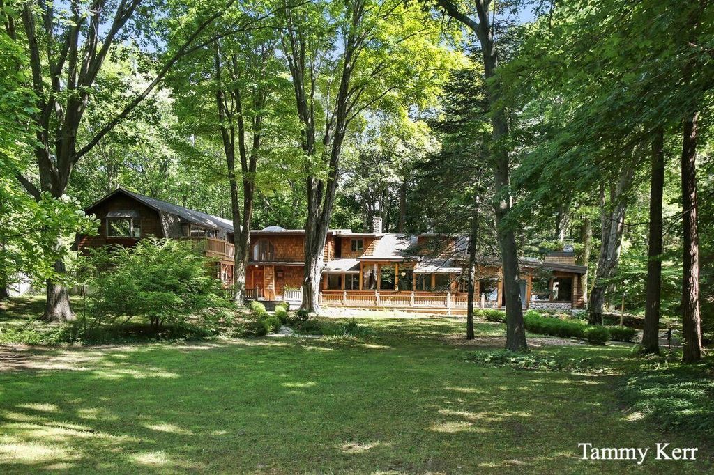 2450 Lakeshore Drive, Saugatuck township