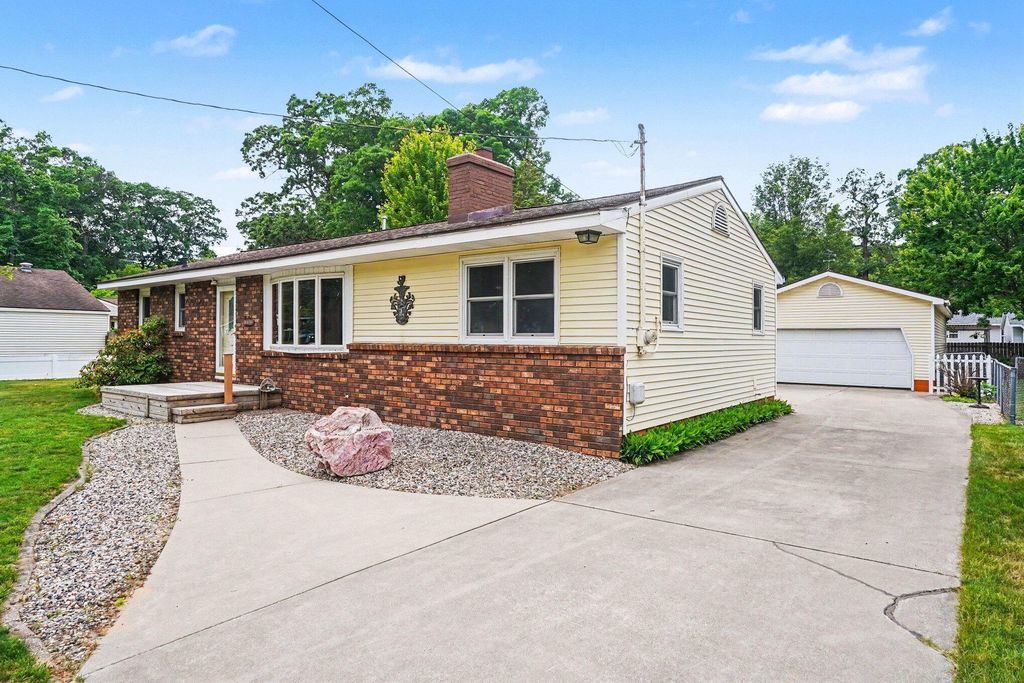 1605 Hansen Street, Laketon township