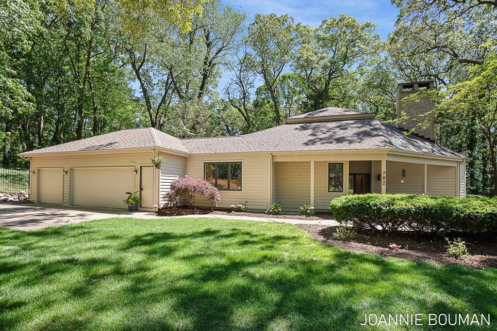 792 Pine Bay Avenue, Park township