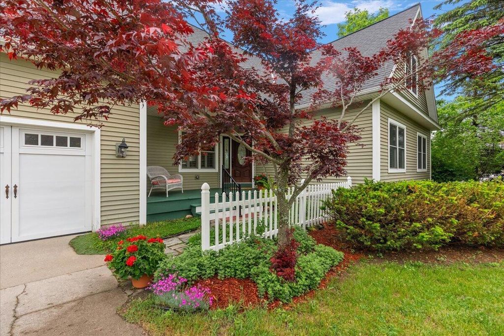 3162 Greenfield Drive, Resort township