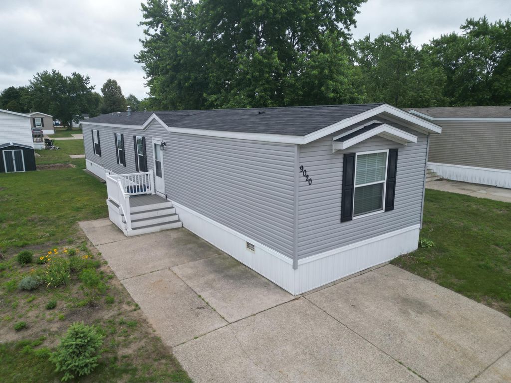 9020 4 Winds Lane W, Olive township