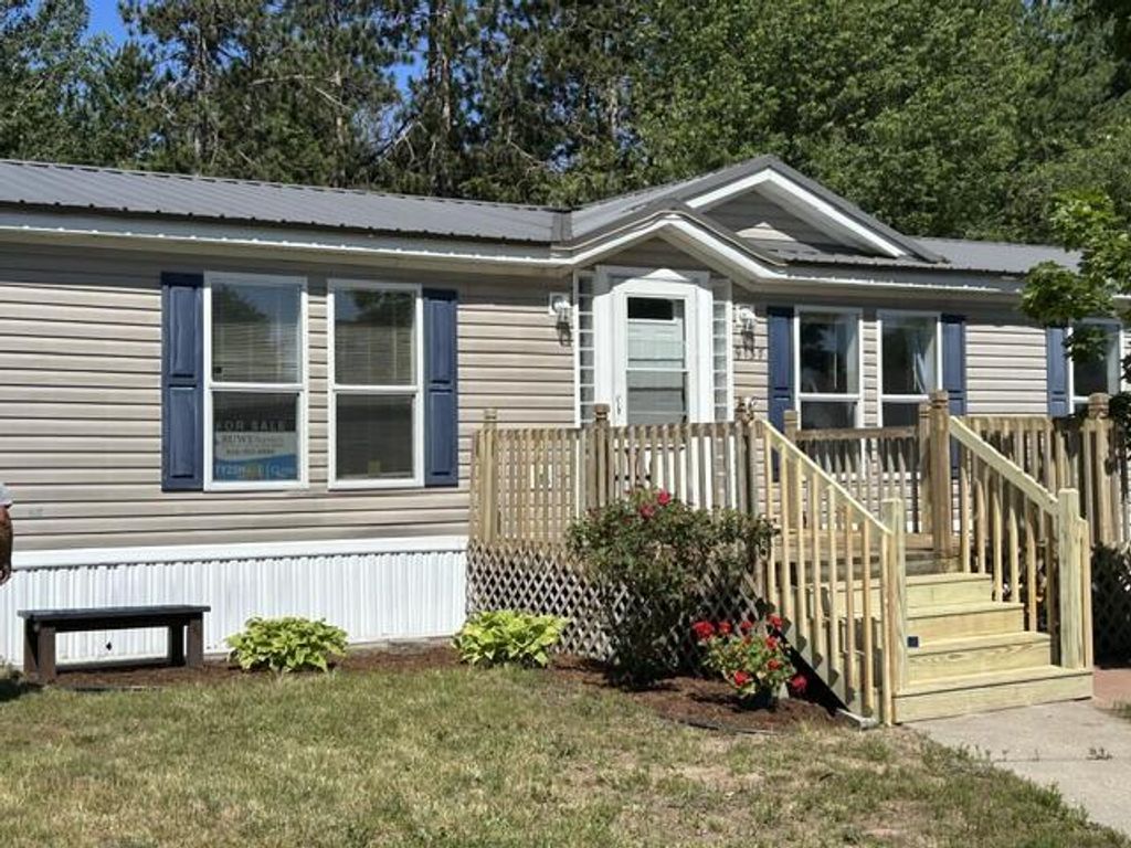 9137 Pine Lake Court, Olive township