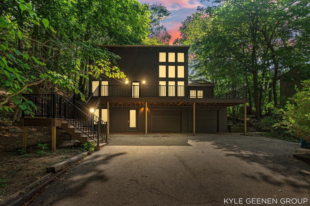 4719 Foxhill Lane, Laketown township