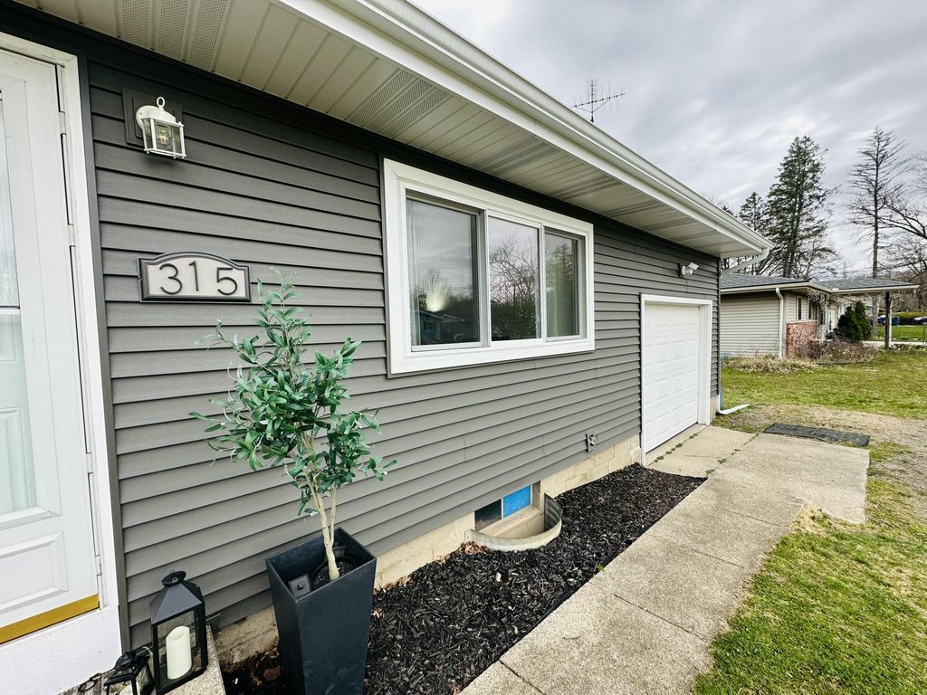 315 Pam Drive, Oronoko charter township