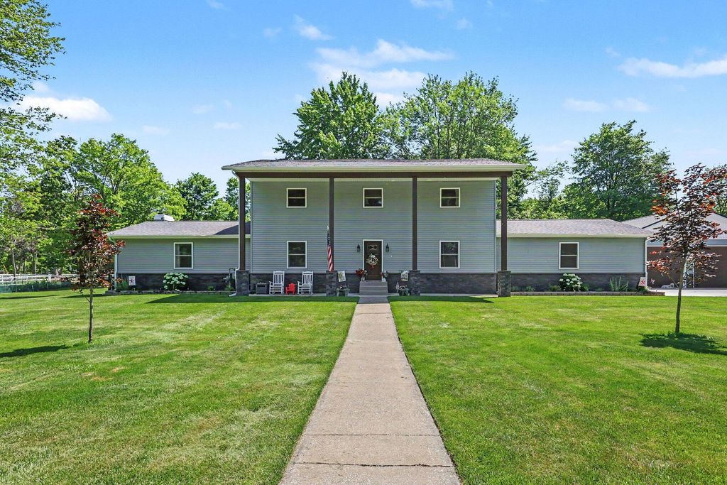 2932 S Maple Island Road, Sullivan township