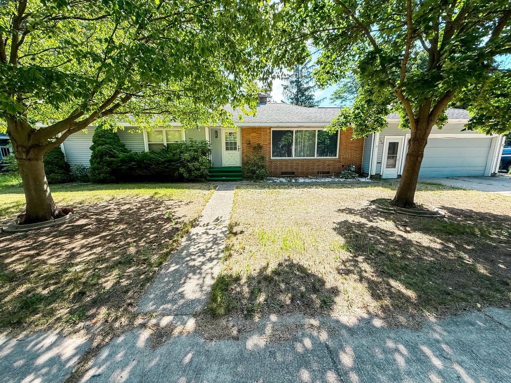 744 S Quarterline Road, Muskegon charter township
