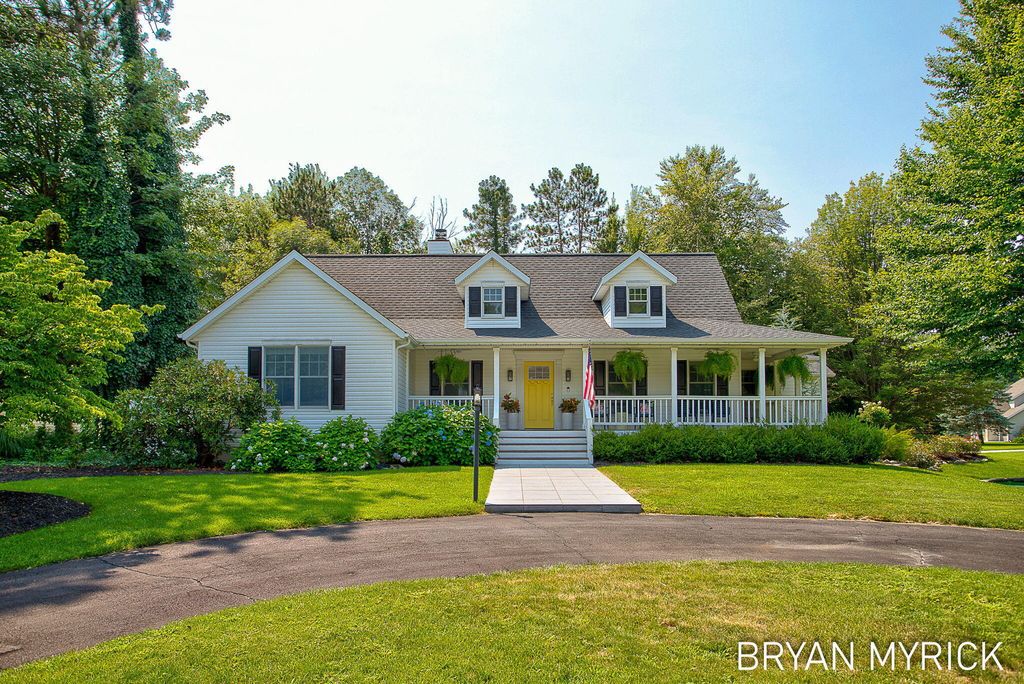 4612 Forest Lane, Laketown township