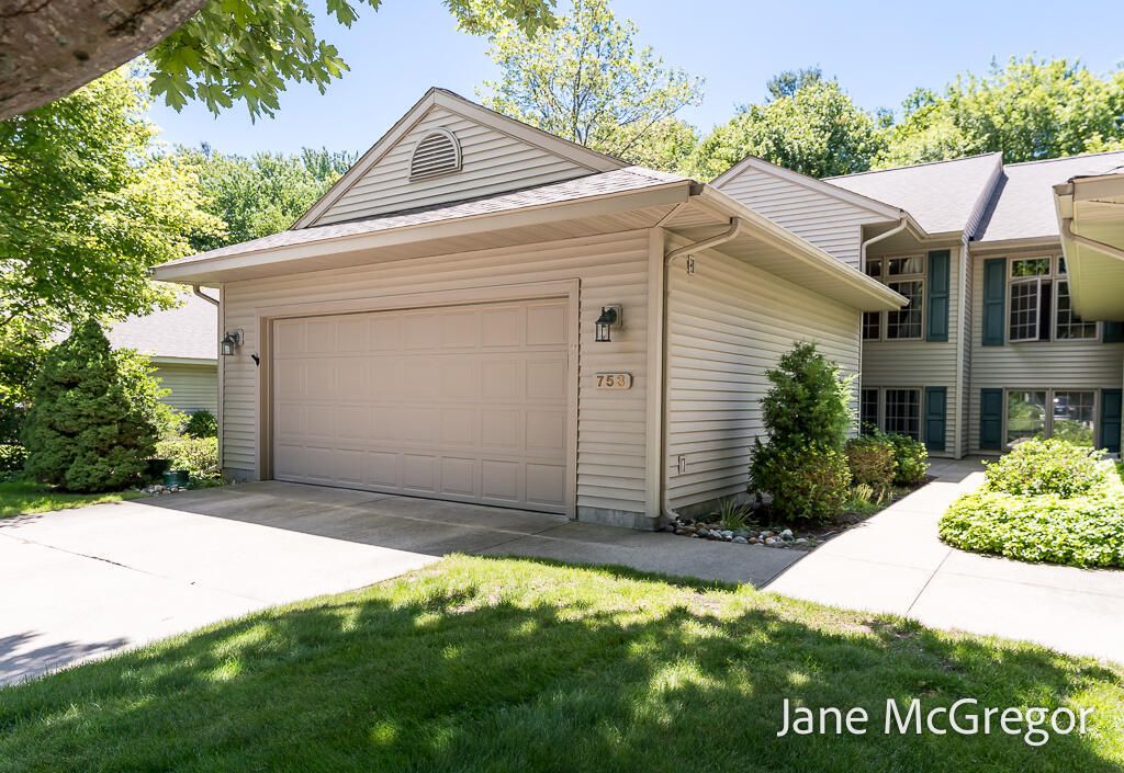 753 Tournament Circle, Muskegon