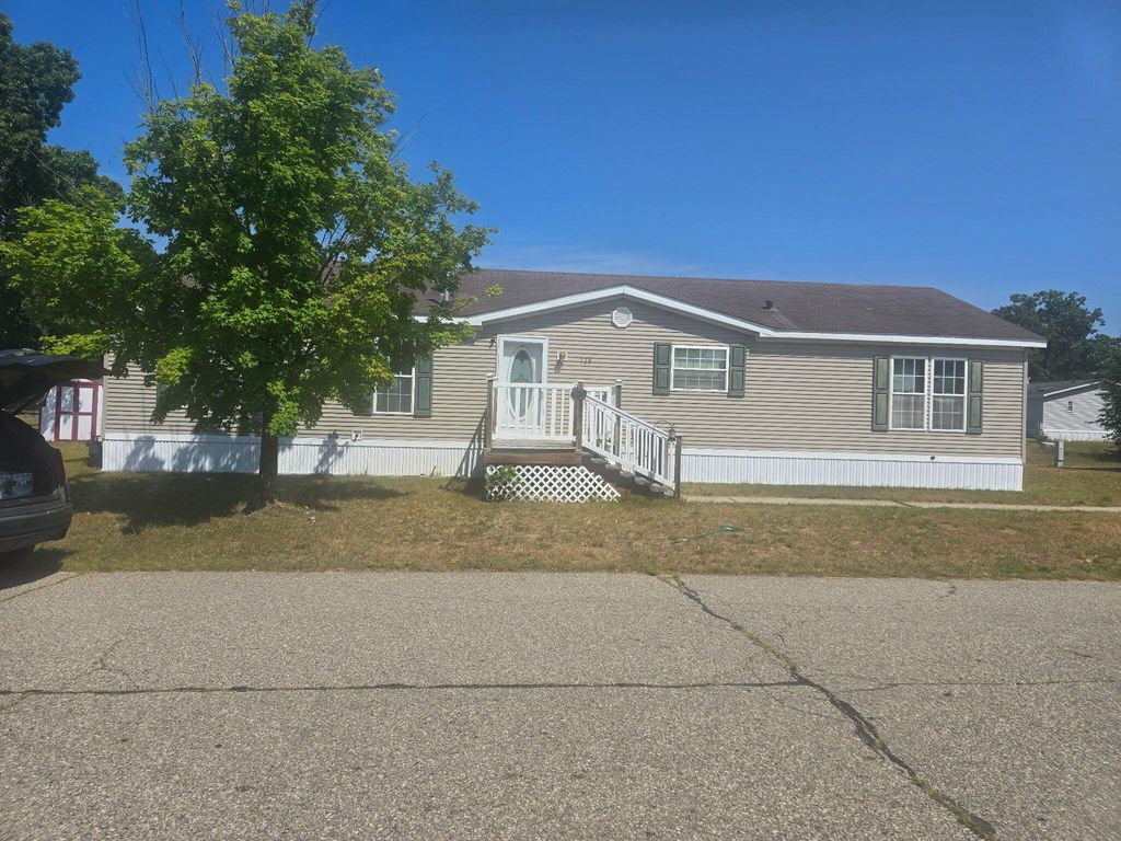 726 Strawberry Lane, Egelston township