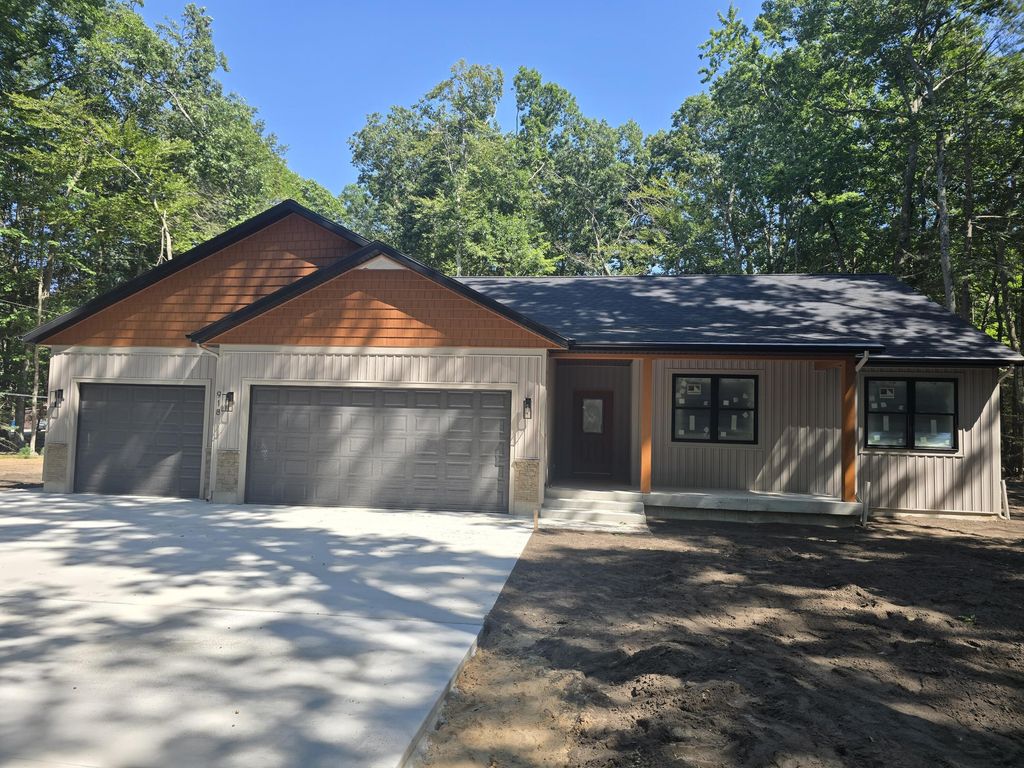918 Scenic Drive, Laketon township