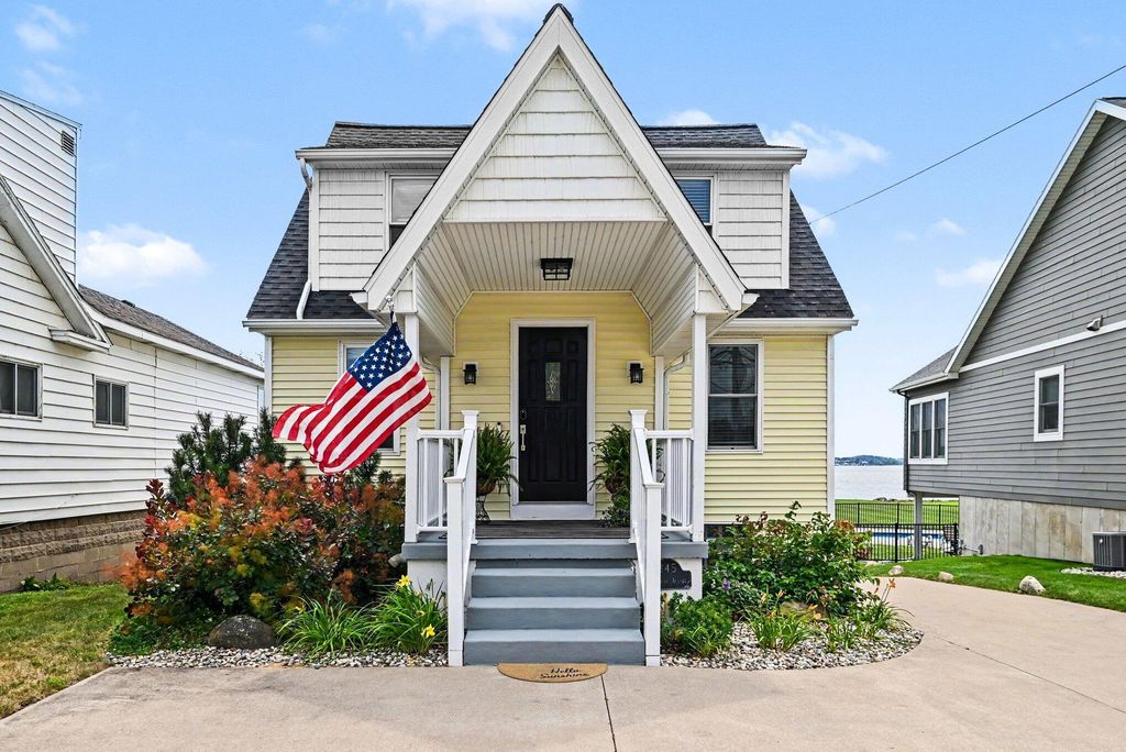 345 Ruddiman Drive, North Muskegon city