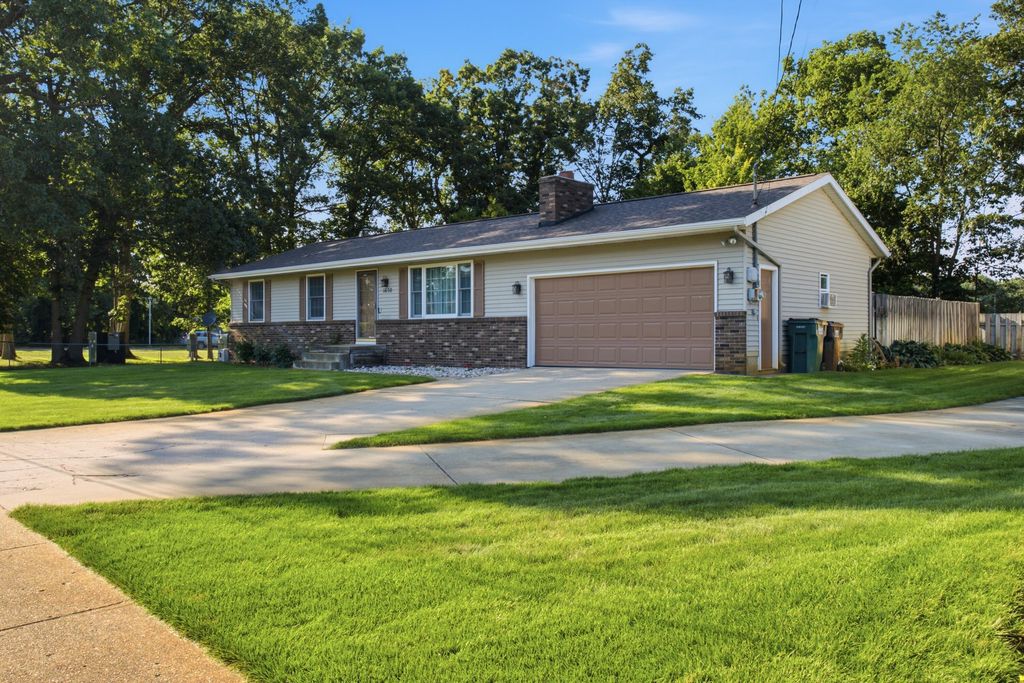 1658 Woodside Road, Norton Shores city