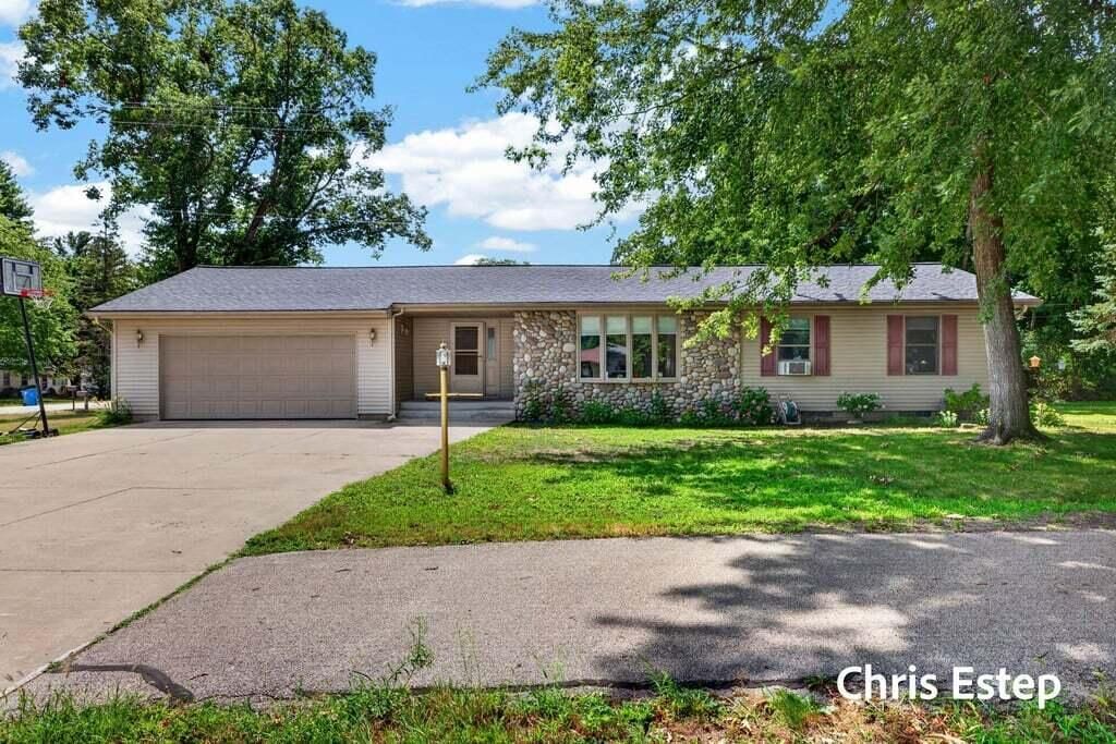 15288 Pruin Street, Spring Lake township